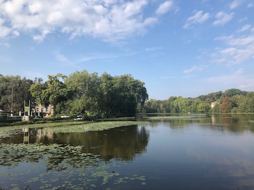 Etang du village de Pierrefonds dans l'Oise