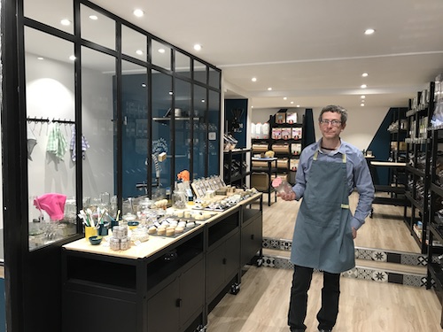 Marcel dans sa boutique Bocavrac à Rueil-Malmaison