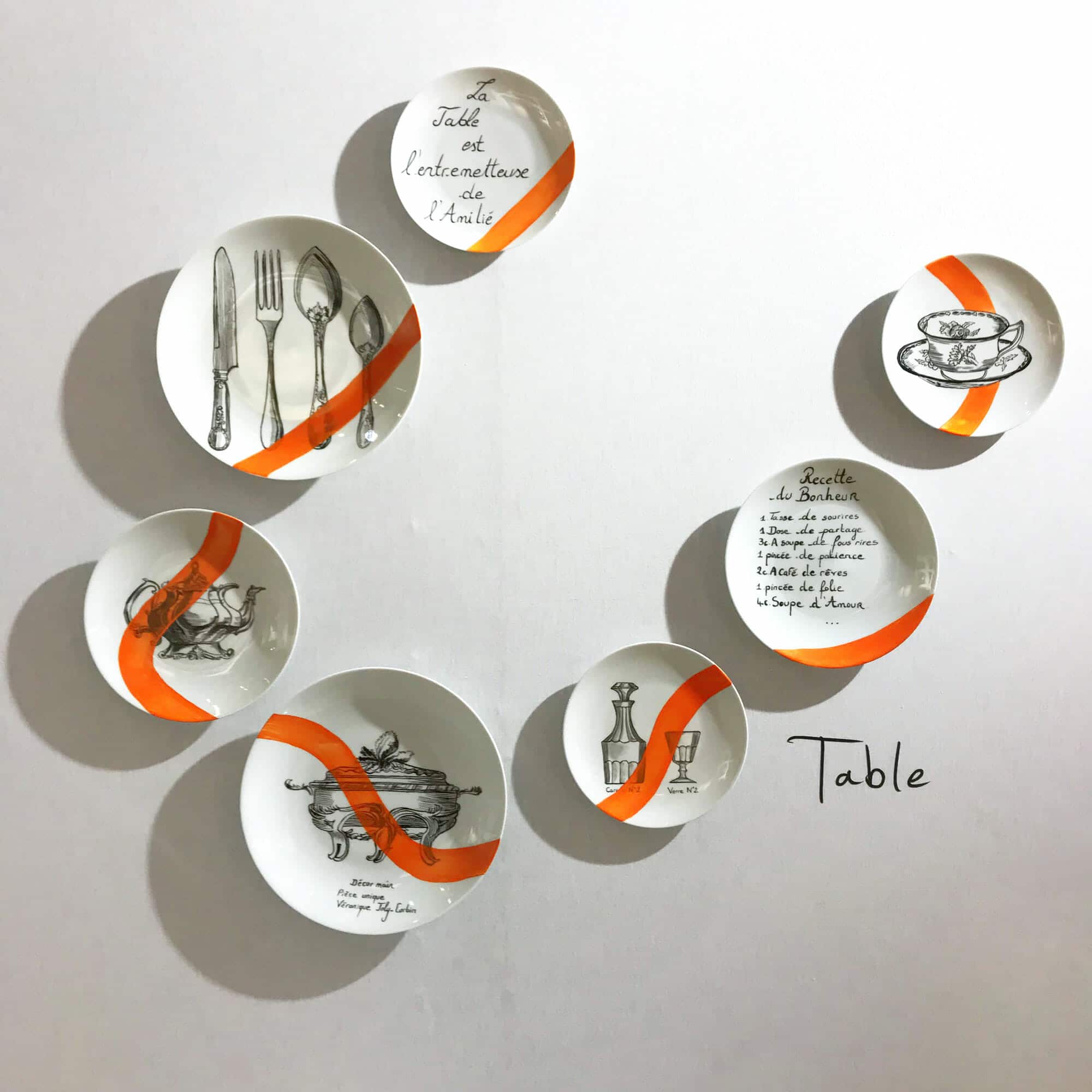 Table-Veronique-JOLY-CORBIN-Dessin-a-la-plume-sur-assiette-en-porcelaine