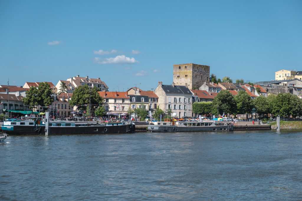 Port de Conflans-Ste-Honorine. Péniches sur les berges de Seine