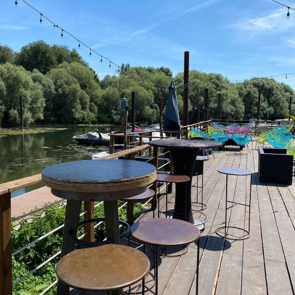 Resto avec terrasse en bord de Seine