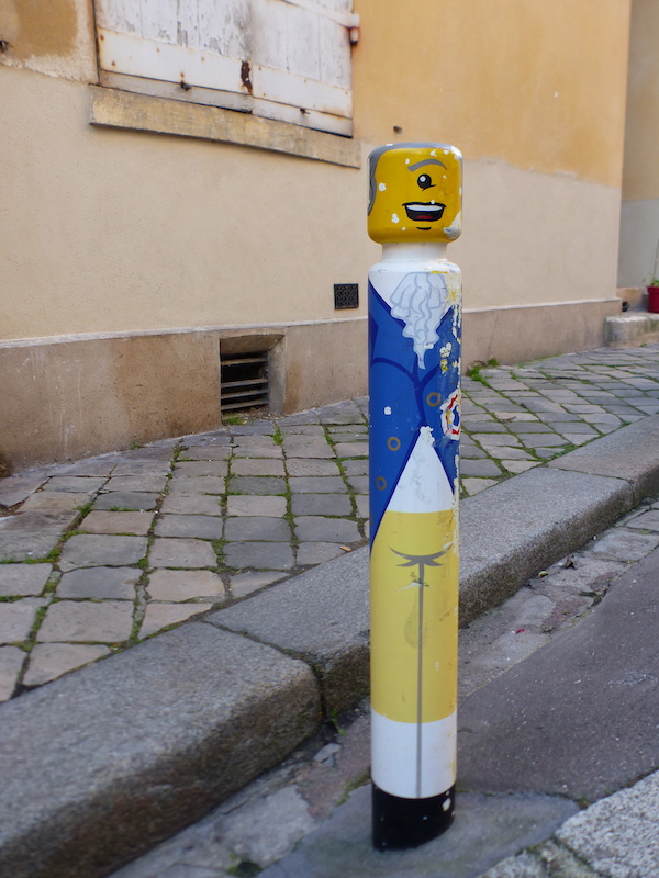 Street Art à Versailles. les potelets de CyKlop