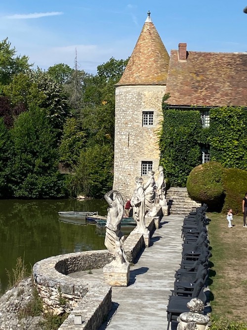 Douves et statues-Chateau-Villiers-le-Mahieu