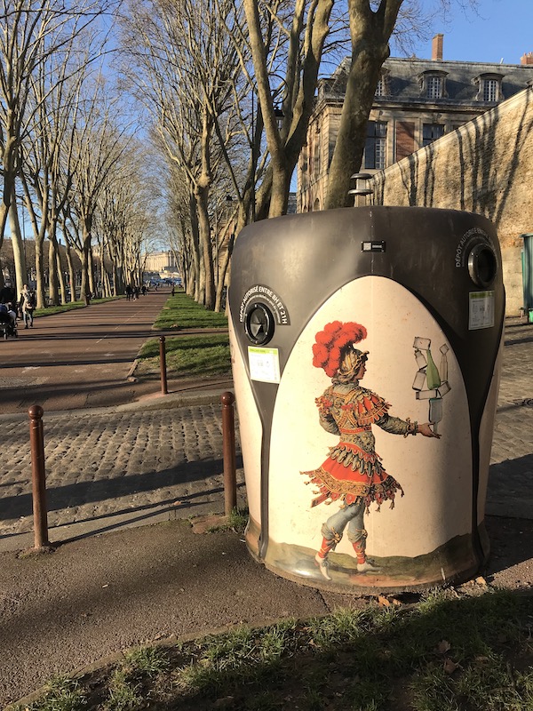 Street Art à Versailles.  Poubelle de verres.