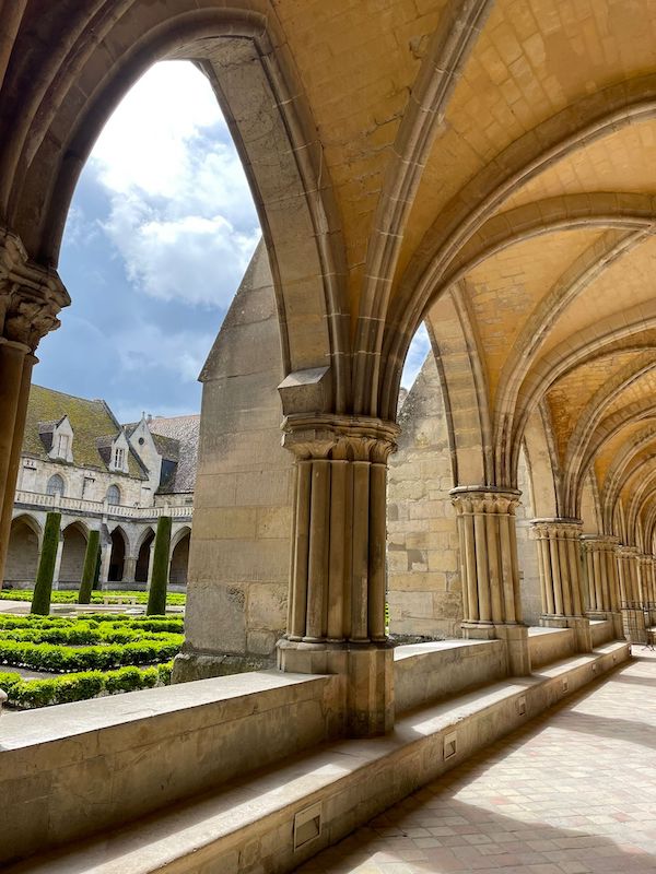 Abbaye-Royale-de-Royaumont-cloître