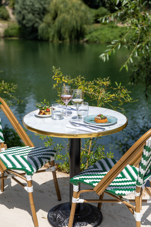 La terrasse de la Maison Louveciennes en bord de Seine