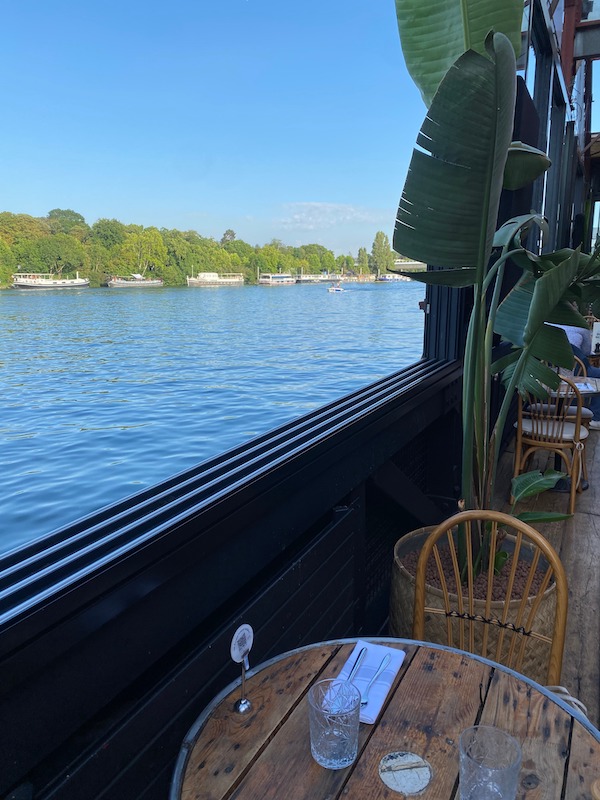 La vue sur Seine de Quai Ouest. Une terrasse de l'ouest parisien en bord de Seine