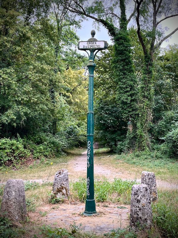 Croix Dauphine  en forêt de Saint-Germain-en-Laye