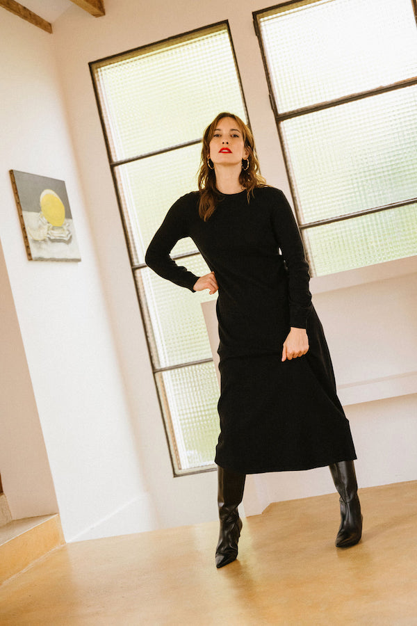 Dressing indispensable pour l'hiver Robe pull noire