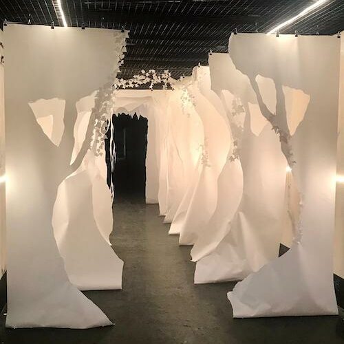 Tunnel de papier. Collectif Interstices Les extatiques dans les sous-sols de la Défense