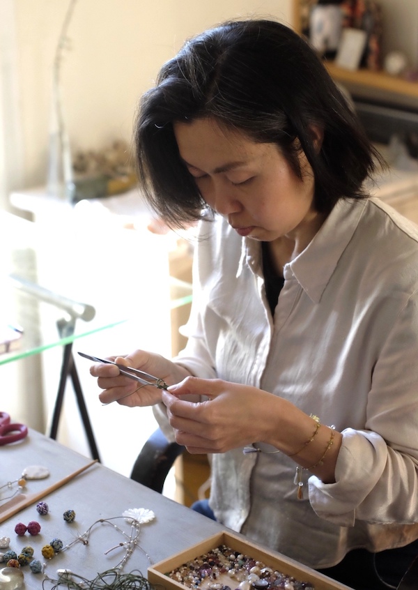 Vente de Noël de créateurs et d'artisans locaux 2025. Bijoux artisanaux Maison Nozaky. Photo de l'artisan