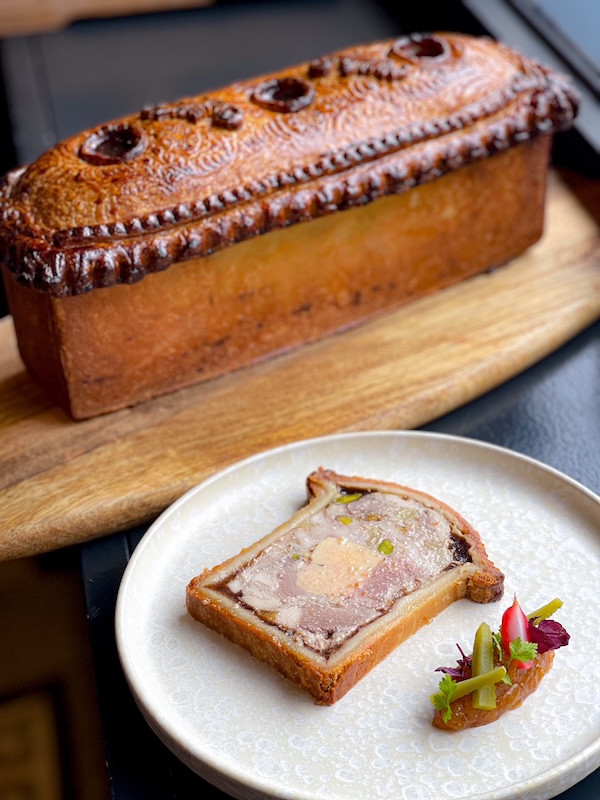 Le pâte en croûte. Une spécialité du Chef Jean-François Bury  du restaurant Cabane à  Nanterre
