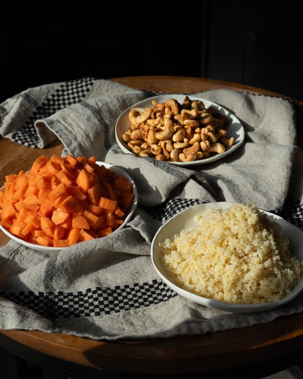 Salade de boulgour aux carottes et noix de cajou à la harissa