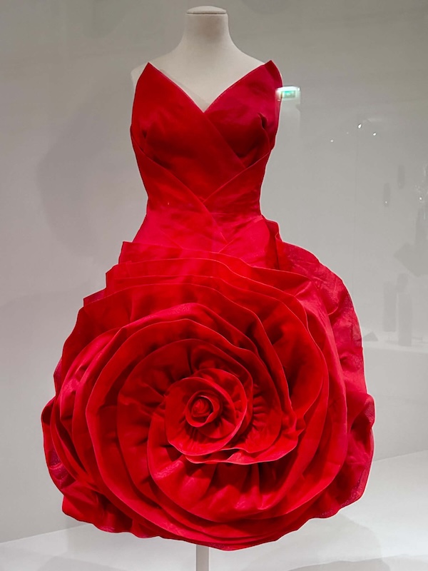 Robe-rouge-Expo-MAD-Paris Robe-rouge-Expo-MAD-Paris