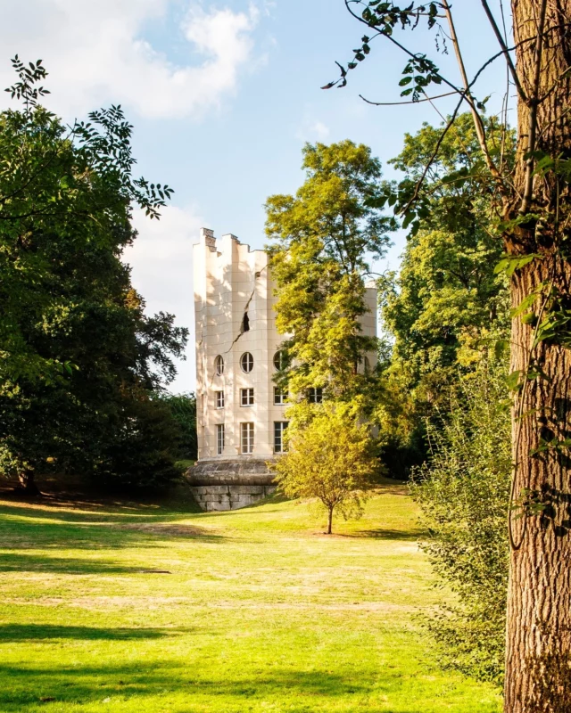 💥Le Top 8 des jardins remarquables à l’Ouest 🌳

Avec l’arrivée de l’été, quoi de mieux qu’une escapade fleurie pour profiter des beaux jours ? À l’ouest de Paris, de sublimes jardins labellisés « Jardins remarquables » ouvrent leurs allées aux promeneurs en quête de nature, d’histoire et de poésie végétale. Entre parcs à la française, créations contemporaines et écrins secrets, voici notre sélection des 8 plus beaux jardins à découvrir en mai. Un vrai bol d’air (et d’inspiration) à deux pas de la capitale !

🌳Le désert de Retz à Chambourcy
🌲L’arboretum de Chèvreloup
🌴Le parc du Domaine de Sceaux
🌾Le Hameau de Marie-Antoinette à Versailles
🌲Le Domaine de Chamarande
🌼L’Abbaye Royale de Royaumont
🌳Les jardins du Château d’Ambleville
🌸Le Jardin de Campagne à Grisy-les-Plâtres

@domainedesceaux 
@domainedechamarande 
@seinesaintgermain 
@lejardindecampagne95 
@royaumont 
@valdoise.tourisme 
@destinationhautsdeseine 
@versaillestourisme 

Pour en savoir plus, copie ce lien 👉: https://www.parisalouest.com/2025/05/le-top-8-des-jardins-remarquables.html

#jardinsremarquablesdefrance  #jardinsremarquables #parisalouest #destinationyvelines #destinationhautsdeseine 
#parcsetchâteaux  #iledefrance  #ExploreParis #versaillestourisme