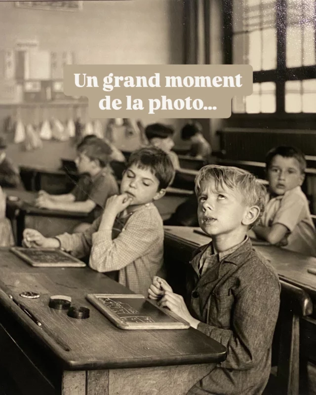 📸 C’est un grand moment de la photo que nous propose l’exposition “Instants Donnés” de Robert Doisneau (1912-1994) ! 

Avec 400 photos exposées parmi les 450 000 clichés que renferme la collection, c’est la plus importante exposition du célèbre photographe français depuis de nombreuses années. 

Elle présente bien sûr, les clichés iconiques des gamins insolents et rêveurs du Paris des années 40 et 50, mais aussi des photos moins connues de ses années à Vogue, de ses amis artistes, des bistrots parisiens, des ouvriers, des mineurs et des banlieues de 1943 à 1984.

Difficile de ne pas aimer la poésie et la nostalgie de ces photos ! Ne manquez pas cette occasion exceptionnelle d’admirer des images d’un Paris mythique sous l’oeil d’un grand maître de la photographie ! 🤩

📍Musée Maillol, 61 Rue de Grenelle - 75007 Paris

🗓️ Jusqu’au 12 octobre 2025
Du lundi au vendredi 10h-18h30. Nocturne le mercredi jusqu’à 22h
💰 Plein tarif : 16,5€

Merci @c_la_vie.agence
@museemaillol
@tempora_expo

#RobertDoisneau #InstantsDonnés #ExpositionPhoto #Parisalouest #PhotographieNoirEtBlanc #ArtPhoto #Sortiraparis #CultureParis #PatrimoinePhotographique #AmoureuxDeParis @parislover