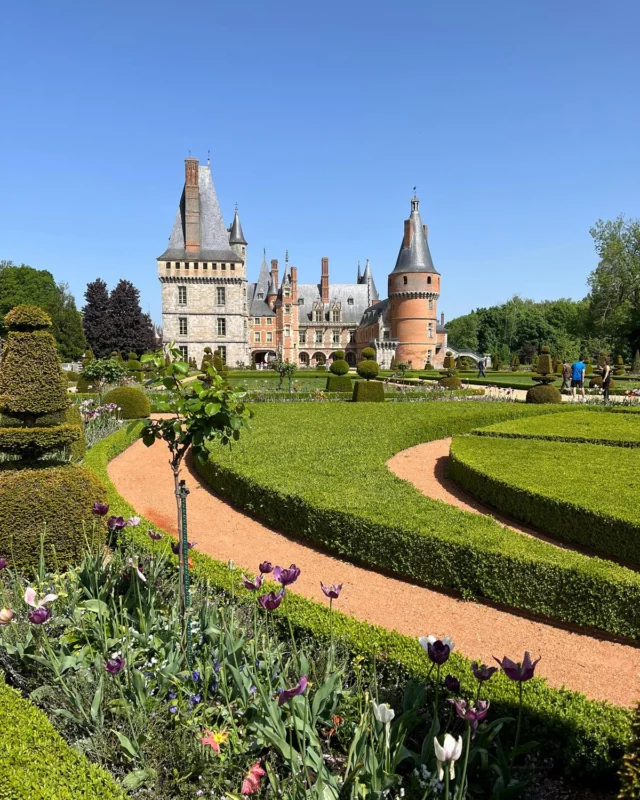 Connais-tu ce Chateau un peu plus à l’ouest ? 💥Le Château de Maintenon est vraiment un endroit à ne pas manquer si tu passes près de la commune de Maintenon 🌳🌞 @chateaumaintenon 
Situé dans un cadre paisible et verdoyant au bord de l’Eure, il respire l’histoire et la beauté à chaque coin. L’ancien château fort a été transformé en partie en un magnifique palais par Madame de Maintenon, l’épouse secrète de Louis XIV, ce qui lui donne une touche de romantisme et de mystère. 
Les jardins à la française conçus et dessinés par le Nôtre sont très agréables et la vue sur la campagne environnante est superbe. Petit coup de coeur pour l’aqueduc au fond du parc qui devait alimenter les fontaines du parc du château de Versailles et qui n’a jamais été terminé ! 

📍Château de Madame de Maintenon
Pl. Aristide Briand, 28130 Maintenon

En 2025, le thème de la 22ème édition des Rendez-vous aux jardins est “Jardins de pierres - pierres de jardins”.
Visites guidées des jardins et promenade dansante et littéraire au cœur du parc sont proposées le samedi 7 et dimanche 8 juin.
@eureetloirtourisme 

Merci Alex @alexurbany pour le conseil ! 😊

#parisalouest #chateaumaintenon #maintenon #eureetloir #patrimoinefrancais #eureetloirtourisme #sortieweekend #francetourism