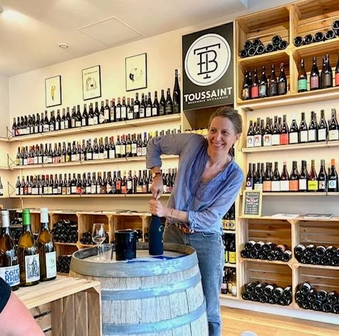 🍷 Vous avez déjà entendu parler des vins nature mais vous ne savez pas trop ce que c’est ? 🌿
Pas de panique ! Nous avons demandé à la caviste @julieschierer de nous présenter ces vins authentiques qu’elle aime tant. 

Pour connaitre les différences entre les vins nature et les vins conventionnels et savoir les apprécier, 
cette femme passionnée par le sujet, organise maintenant des ateliers œnologiques dédiés aux particuliers et aux entreprises à Paris et dans l’ouest parisien notamment chez @maisonwino  à Louveciennes.

👉 Pour en savoir plus et connaitre ses adresses préférées de l'ouest parisien lisez notre article sur www.parisalouest.com

#oenologie #parisalouest #degustationvin #vinnaturel #vinnature #yvelines #yvelinestourisme #goodyvelines
